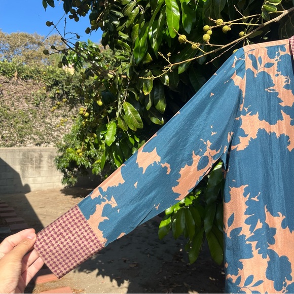 TRACESOFME blue tan peach silk floral houndstooth contrast long sleeve button up - Picture 2 of 8